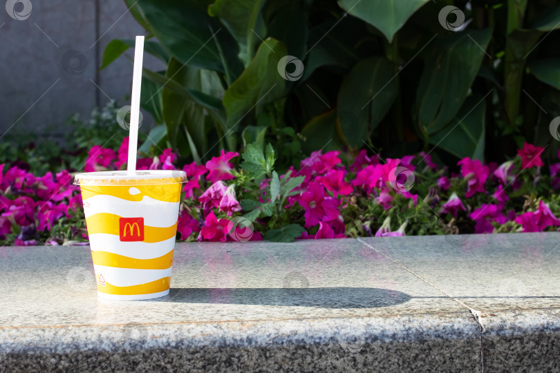 Скачать Беларусь, Минск - 03 сентября 2022 года: Стакан с напитком из McDonald's фотосток Ozero