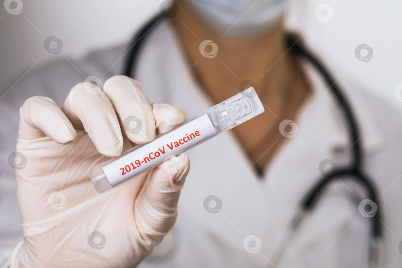 Скачать Врач показывает ампулу с вакциной против коронавируса 2019-nCoV, крупным планом фотосток Ozero