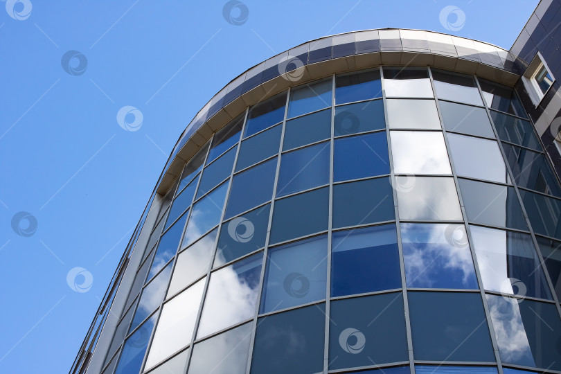 Скачать Зеркальные окна высокого современного здания фотосток Ozero