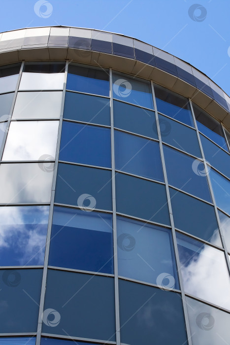 Скачать Зеркальные окна высокого современного здания фотосток Ozero