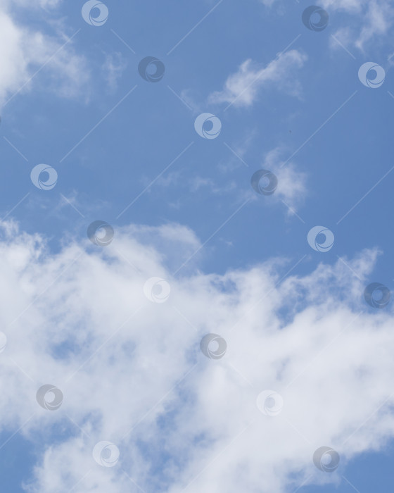 Скачать Голубое небо с облаками. красивые летние облака. фон голубого неба с облаками в пастельных тонах фотосток Ozero
