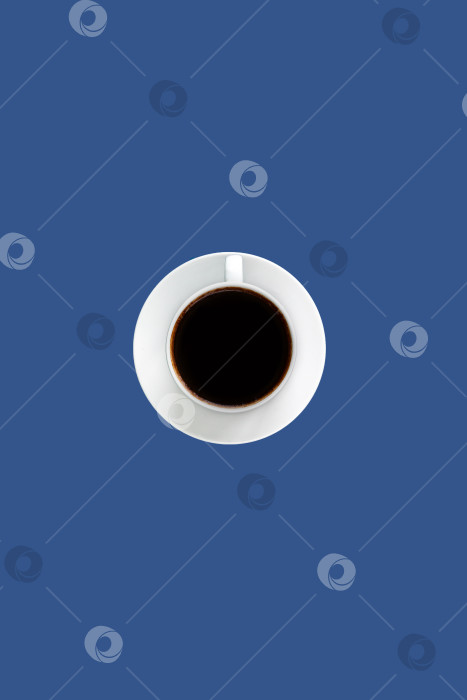 Скачать Черный кофе эспрессо в белой чашке с блюдцем, вид сверху фотосток Ozero