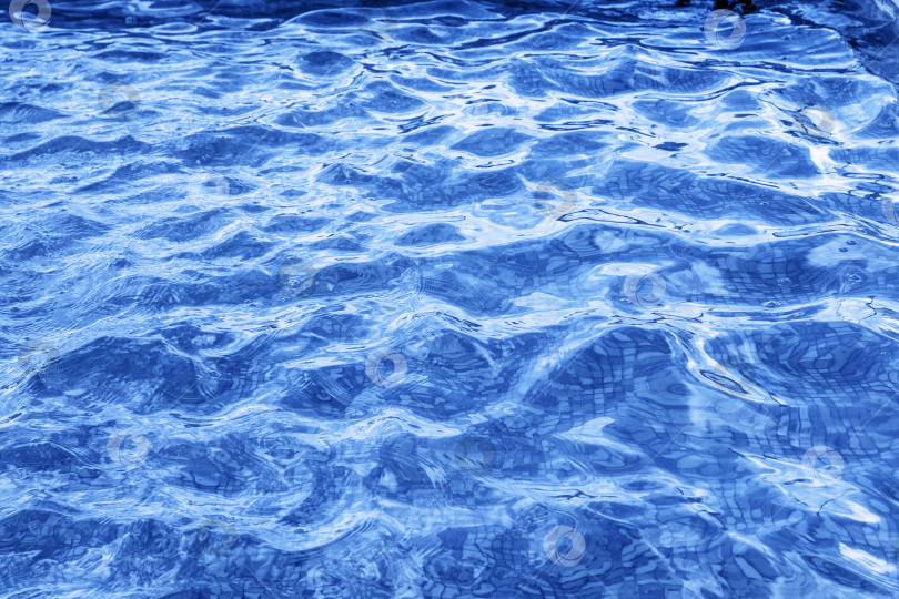 Скачать отвлеченная размытая поверхность воды, выборочный фокус фотосток Ozero