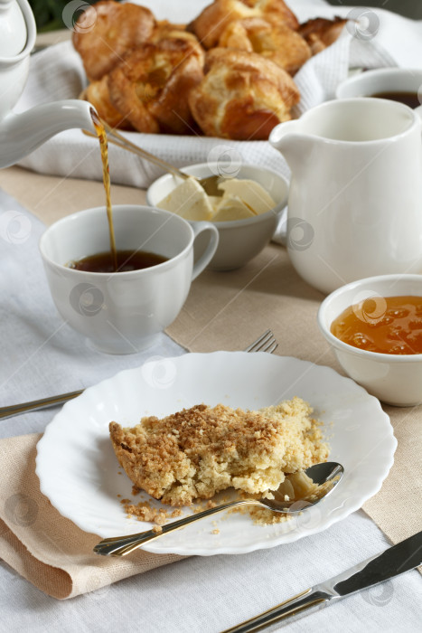 Скачать Домашний семейный завтрак с чаем, медом и выпечкой фотосток Ozero