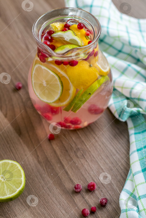 Скачать Домашний лимонад с цитрусовыми и ягодами в стеклянной банке фотосток Ozero