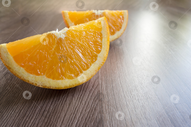 Скачать ломтики апельсиновых фруктов на деревянном фоне, концепция здорового питания фотосток Ozero