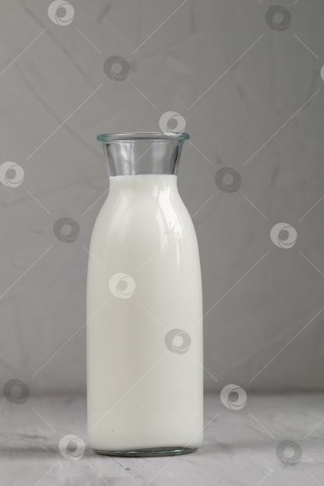 Скачать Молоко в стеклянной бутылке, выделенное на сером фоне фотосток Ozero