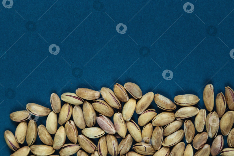 Скачать Текстура группы орехов, вид сверху на фоне синего цвета, место для текста фотосток Ozero