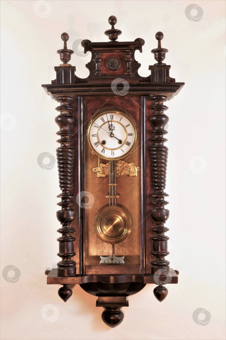 Скачать Старинные часы — это устройство для определения текущего времени суток и временных интервалов, часов, минут, секунд. фотосток Ozero