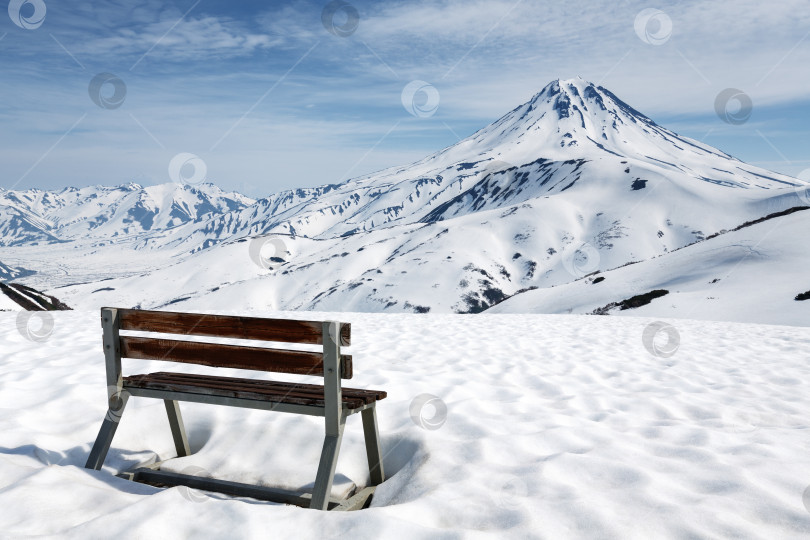 Скачать Деревянная скамейка стоит в снегу для наблюдения за вулканом фотосток Ozero