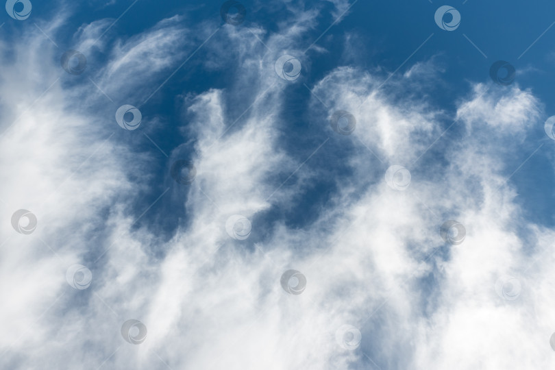 Скачать Прекрасный вид на белые пушистые облака в голубом небе фотосток Ozero