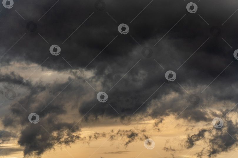 Скачать Впечатляющие грозовые облака на небе в дождливую погоду. Естественный фон пасмурной погоды фотосток Ozero