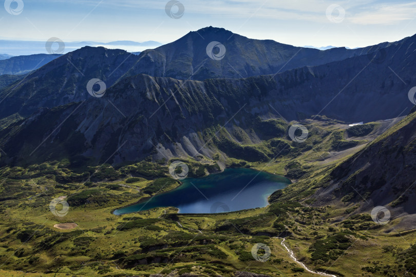 Скачать Горное озеро, окруженное горами фотосток Ozero