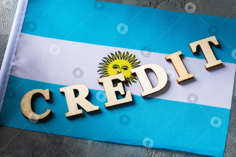 Скачать Текст из деревянных букв и аргентинский флаг на абстрактном фоне, концепция на тему использования кредита в Аргентине фотосток Ozero