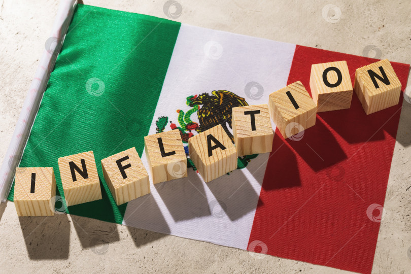 Скачать Флаг Мексики и деревянные кубики с текстом, концепт на тему инфляции в стране фотосток Ozero