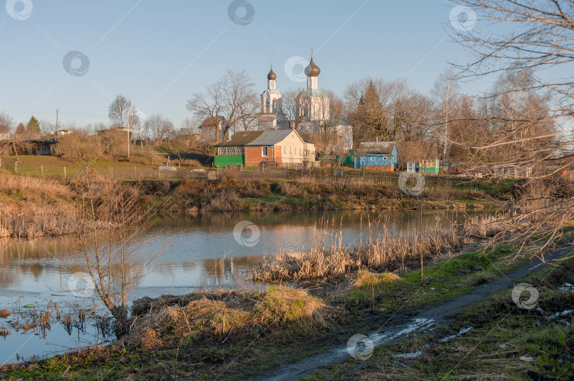 Скачать Церкви и жилые дома в глубине России фотосток Ozero