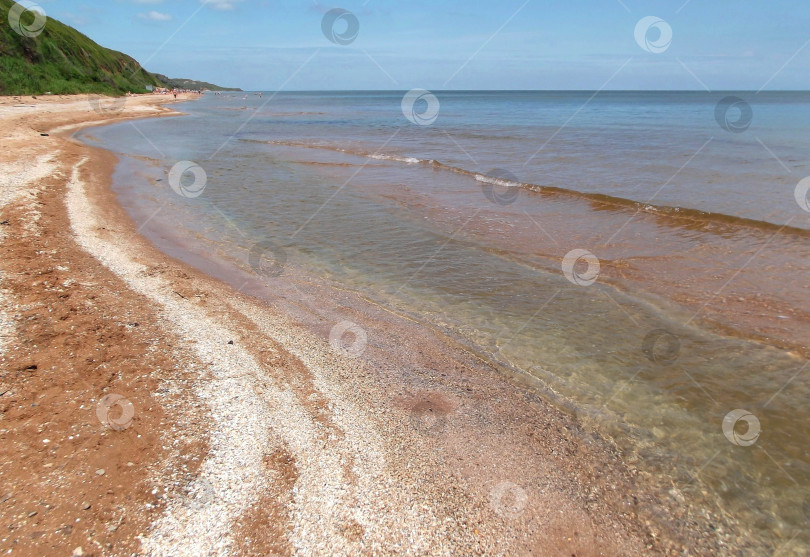 Скачать Песчаный пляж на морском побережье. Бело-оранжевые полосы песка и бирюзовая вода на диком пляже. фотосток Ozero