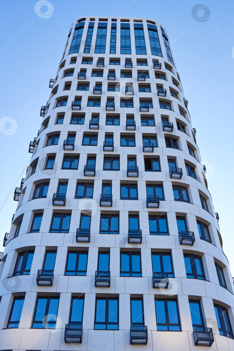 Скачать современное многоэтажное жилое здание с окнами фотосток Ozero