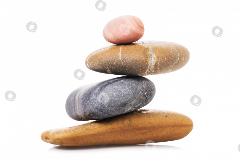 Скачать Балансирующие камешки, выделенные на белом фоне. Морские камни в равновесии фотосток Ozero
