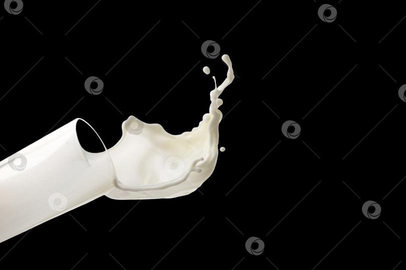 Скачать стеклянный стакан, из которого выплескивается молоко, выделенный на белом фоне фотосток Ozero