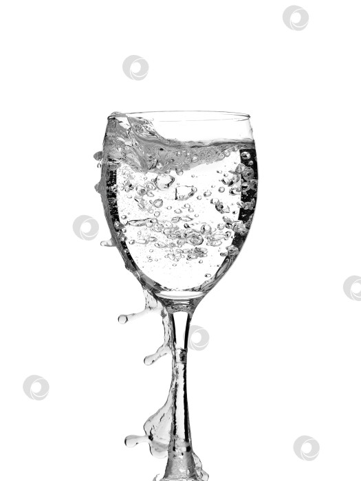 Скачать прозрачный стеклянный бокал с брызгами воды, выделяющимися на белом фоне фотосток Ozero