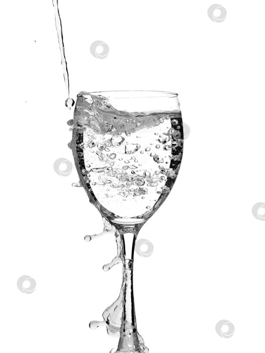 Скачать прозрачный стеклянный бокал с брызгами воды, выделяющимися на белом фоне фотосток Ozero