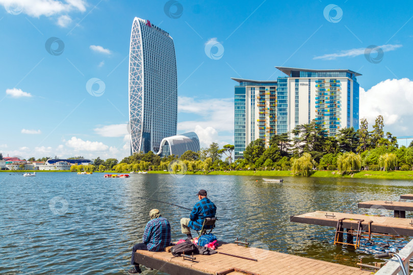 Скачать Батуми, Грузия. 28 сентября 2023 года: Рыбаки на городском озере фотосток Ozero