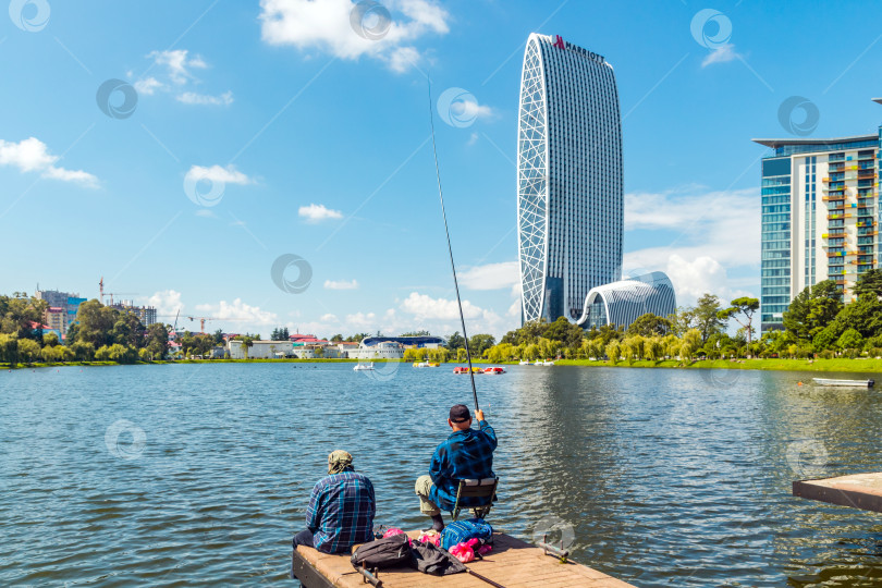 Скачать Батуми, Грузия. 28 сентября 2023 года: Рыбаки на городском озере фотосток Ozero