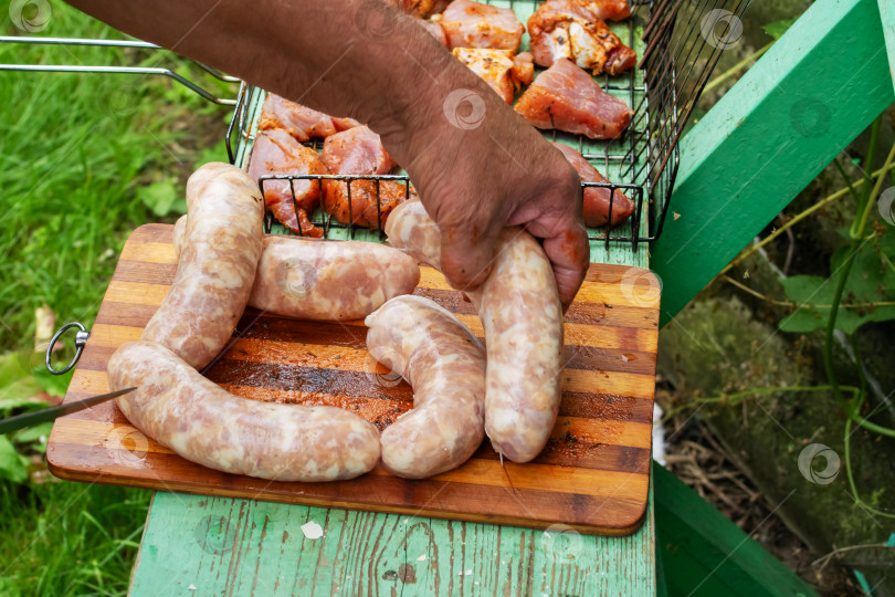 Скачать Мясо и колбаса на гриле крупным планом фотосток Ozero