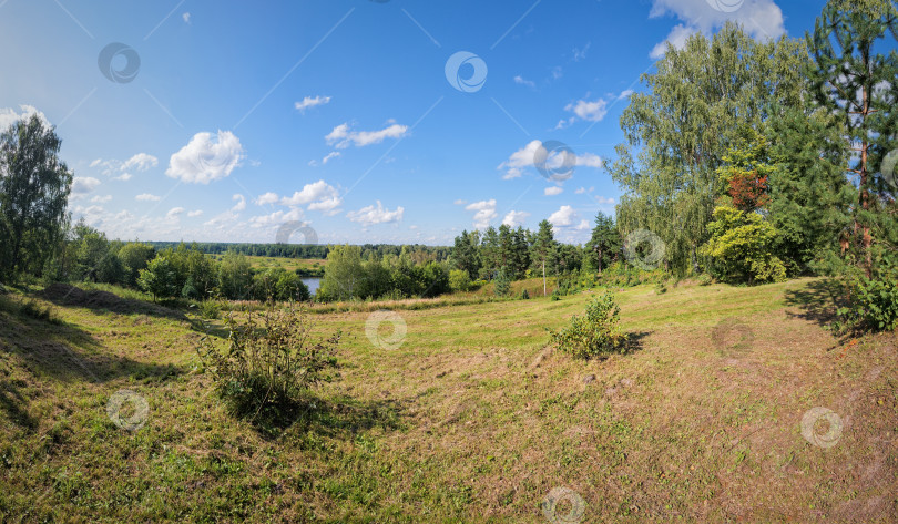 Скачать Пейзаж панорама с видом на реку и лес. фотосток Ozero