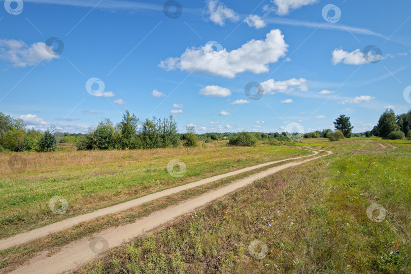 Скачать Грунтовая дорога по полю. фотосток Ozero