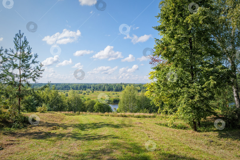 Скачать Пейзаж со спуском к реке. фотосток Ozero