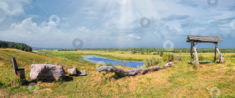 Скачать Панорамный пейзаж с рекой и лучами солнца. фотосток Ozero