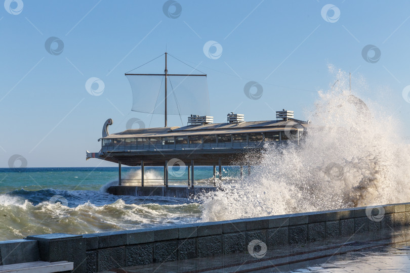Скачать Ялта, Россия - сентября 18, 2023- Волны заливают Ялтинскую набережную во время шторма фотосток Ozero