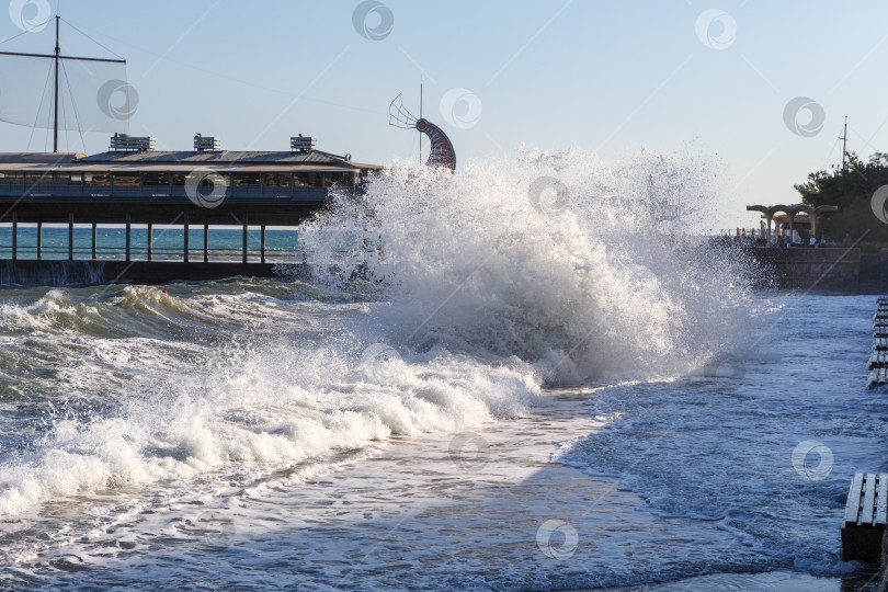 Скачать Ялта, Россия - сентября 18, 2023- Волны заливают Ялтинскую набережную во время шторма фотосток Ozero