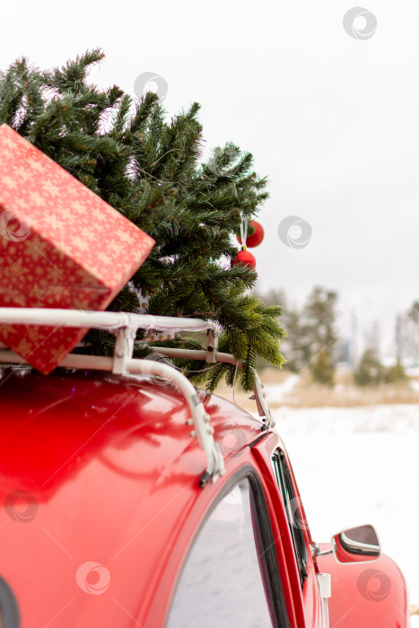 Скачать красная машина везет подарки и рождественскую елку. фотосток Ozero