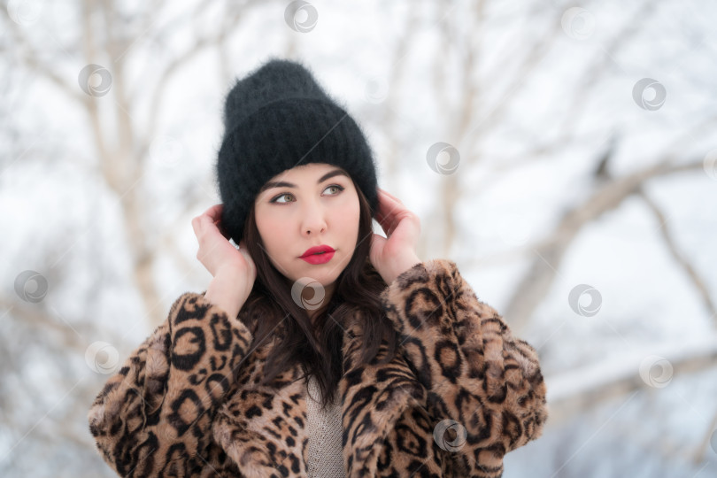Скачать Зимний портрет молодой женщины с длинными волосами и красными пухлыми губами, задумчиво смотрящей в сторону фотосток Ozero