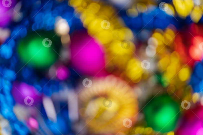Скачать Расфокусированные яркие рождественские шары, праздничные украшения, абстрактный размытый фоновый эффект боке фотосток Ozero