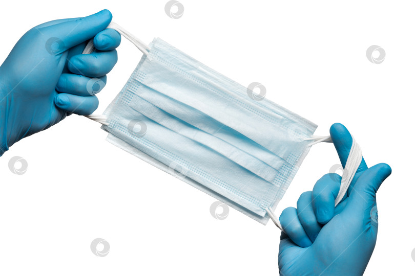 Скачать Врач, держащий респираторную маску в руках в синих перчатках, выделенных на белом фоне фотосток Ozero