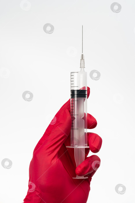 Скачать Руки врача в красных медицинских перчатках держат медицинский шприц для инъекции вакцины на белом фоне фотосток Ozero