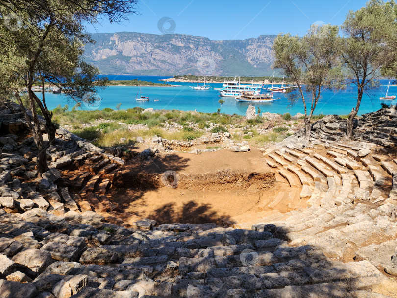 Скачать Античный амфитеатр на фоне гор и Эгейского моря, Турция фотосток Ozero