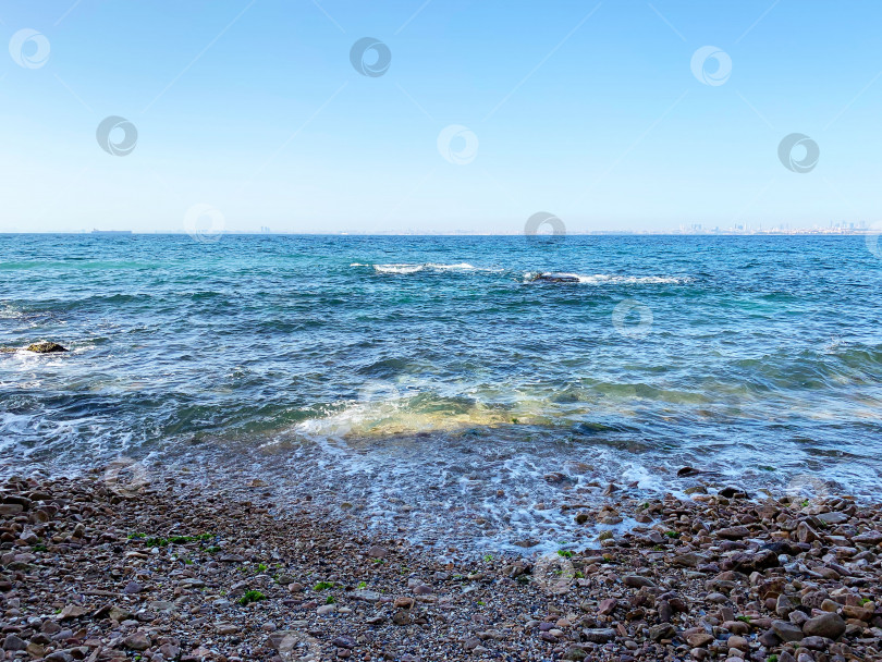 Скачать Каменный берег синего моря с волнами фотосток Ozero