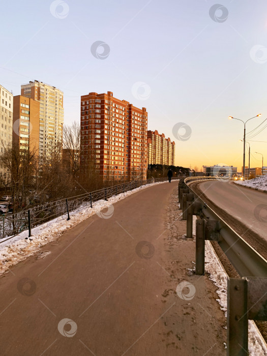 Скачать Вид с моста на закатное солнце и дома фотосток Ozero