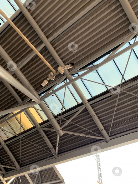 Скачать Камера смотрит на железнодорожный вокзал, вид снизу фотосток Ozero