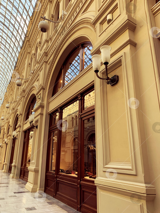 Скачать Вход в магазин в торговом центре со стеклянной крышей фотосток Ozero