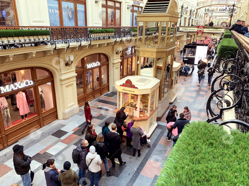 Скачать Вид сверху на людей и магазины в торговом центре фотосток Ozero