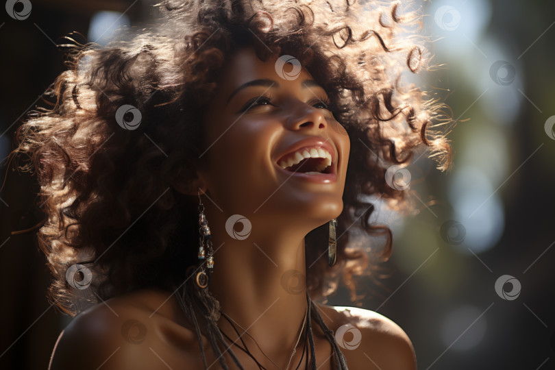 Скачать портрет счастливой смеющейся молодой женщины фотосток Ozero