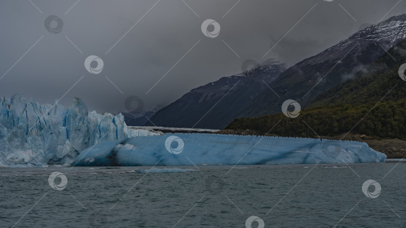 Скачать Удивительный ледник в бирюзовом ледниковом озере. фотосток Ozero