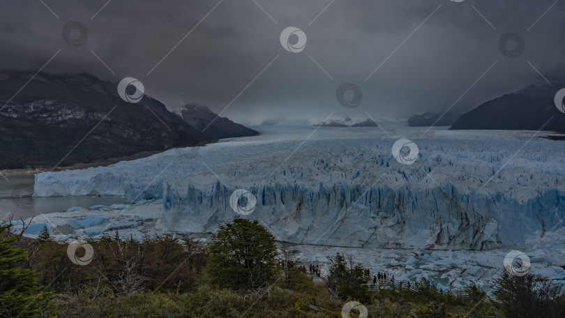 Скачать Вид на ледник Перито-Морено со смотровой площадки. фотосток Ozero