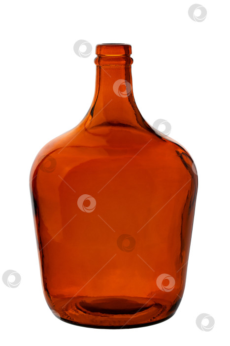 Скачать пустая бутылка из коричневого стекла, выделенная на белом фоне фотосток Ozero